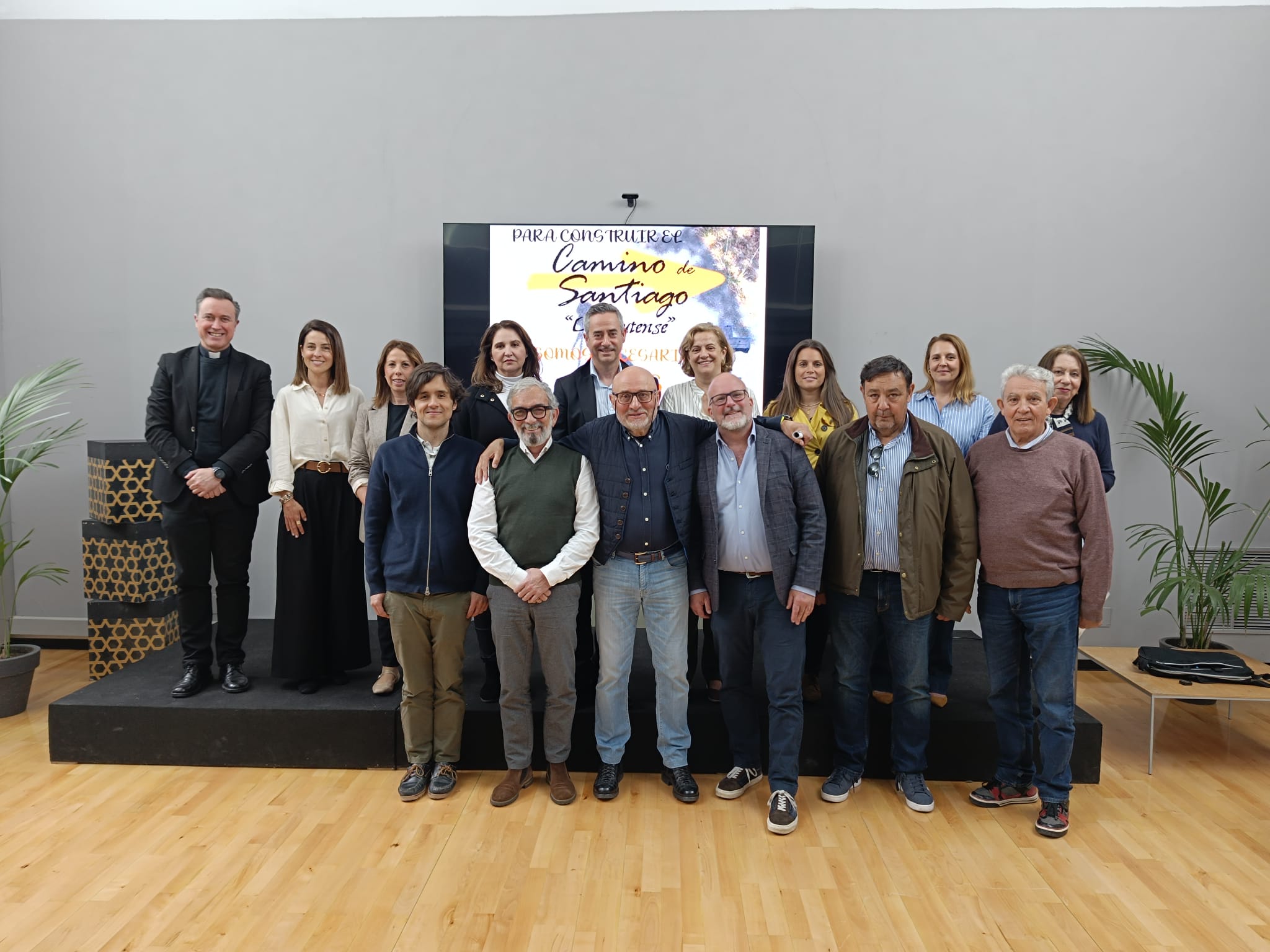Representantes municipales junto a la Asociación en el inicio del Camino Complutense