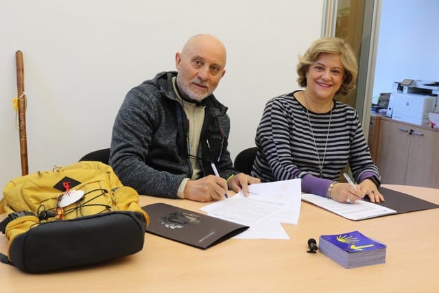 Firma del convenio entre el Ayuntamiento de Alcalá de Henares y la Asociación de Amigos del Camino de Santiago Complutense